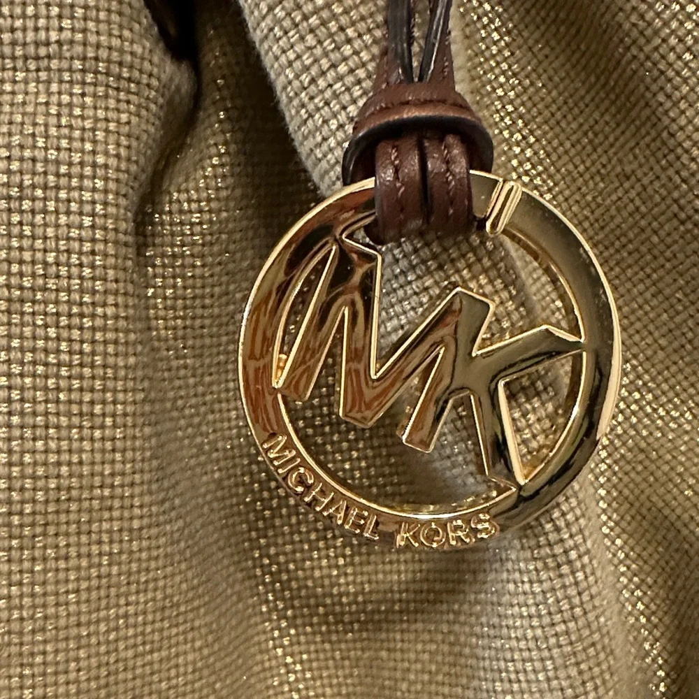 Elegant gold, Michael Kors’s Shoulder Bag